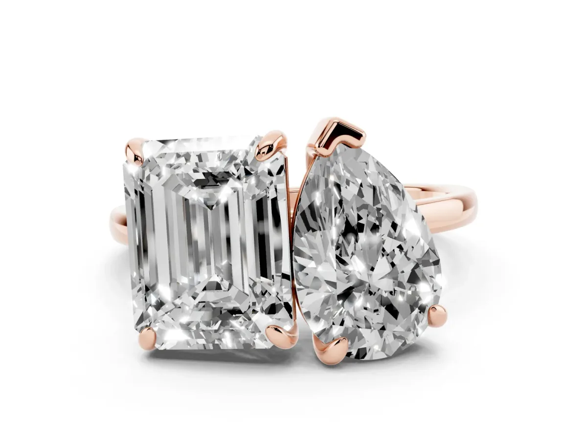 Pear and Emerald Toi Moi Ring with Prong Setting and Plain Band Rose gold