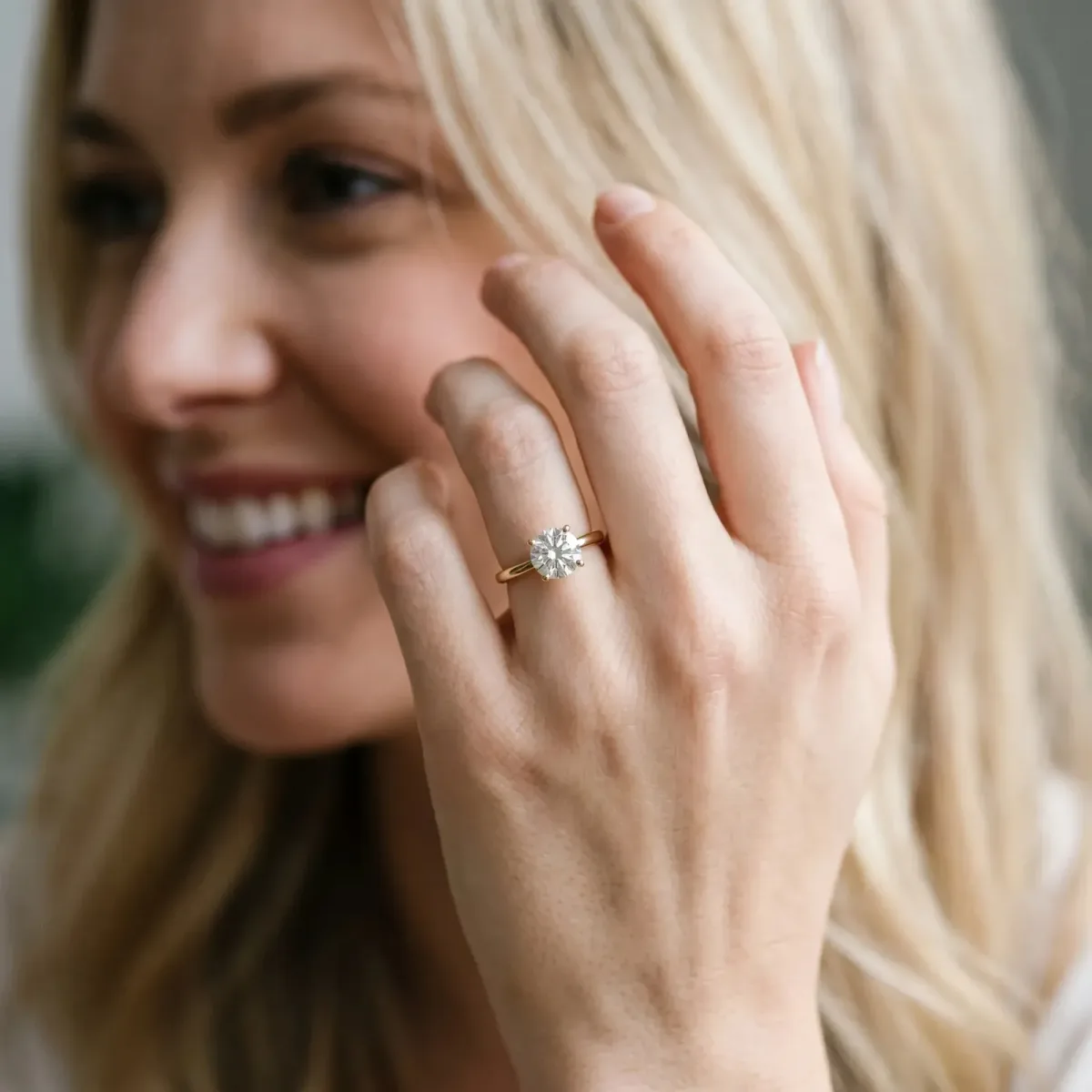 Round Cut Diamond Solitaire Ring with Classic Band and Four-Prong Setting Yellow gold