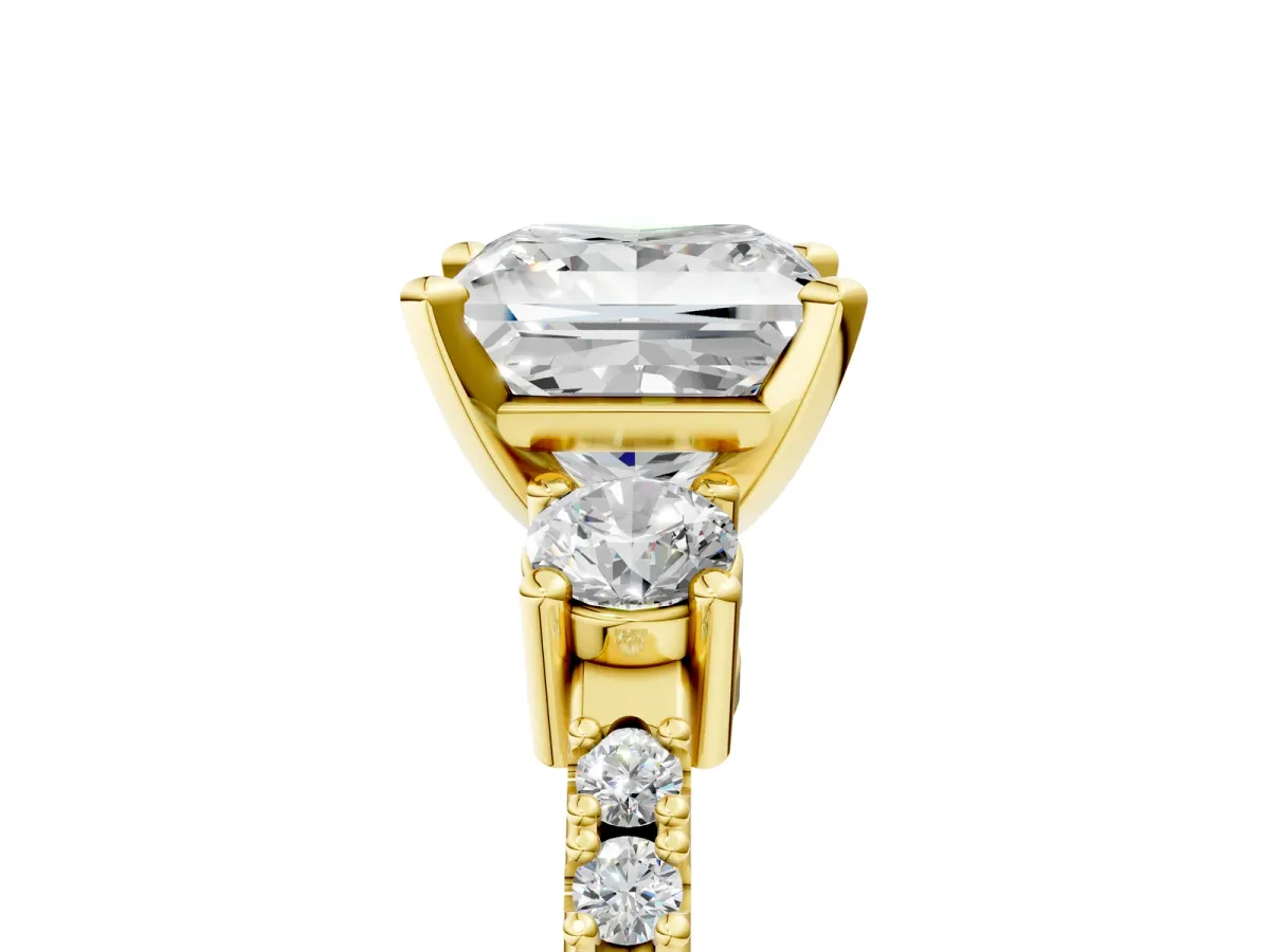 Princess Cut Cut Three-Stone Diamond Pavé Band with Prong Setting Yellow gold