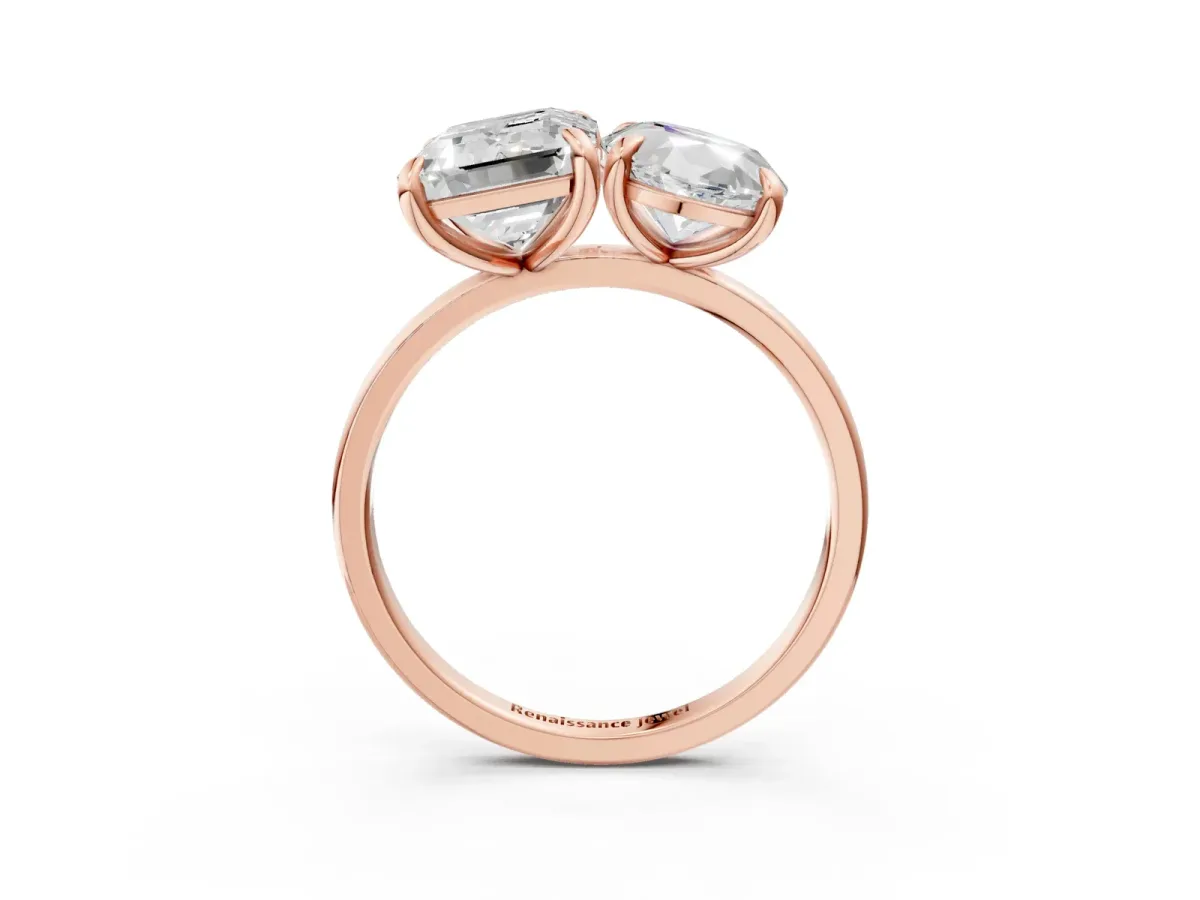 Oval and Emerald Toi Moi Ring with Prong Setting and Plain Band Rose gold