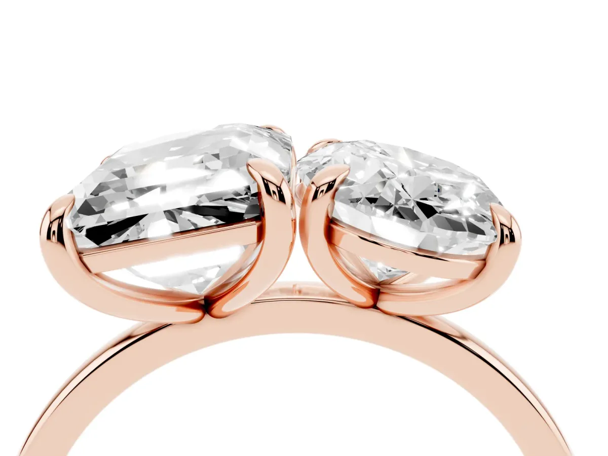 Oval and Emerald Toi Moi Ring with Prong Setting and Plain Band Rose gold