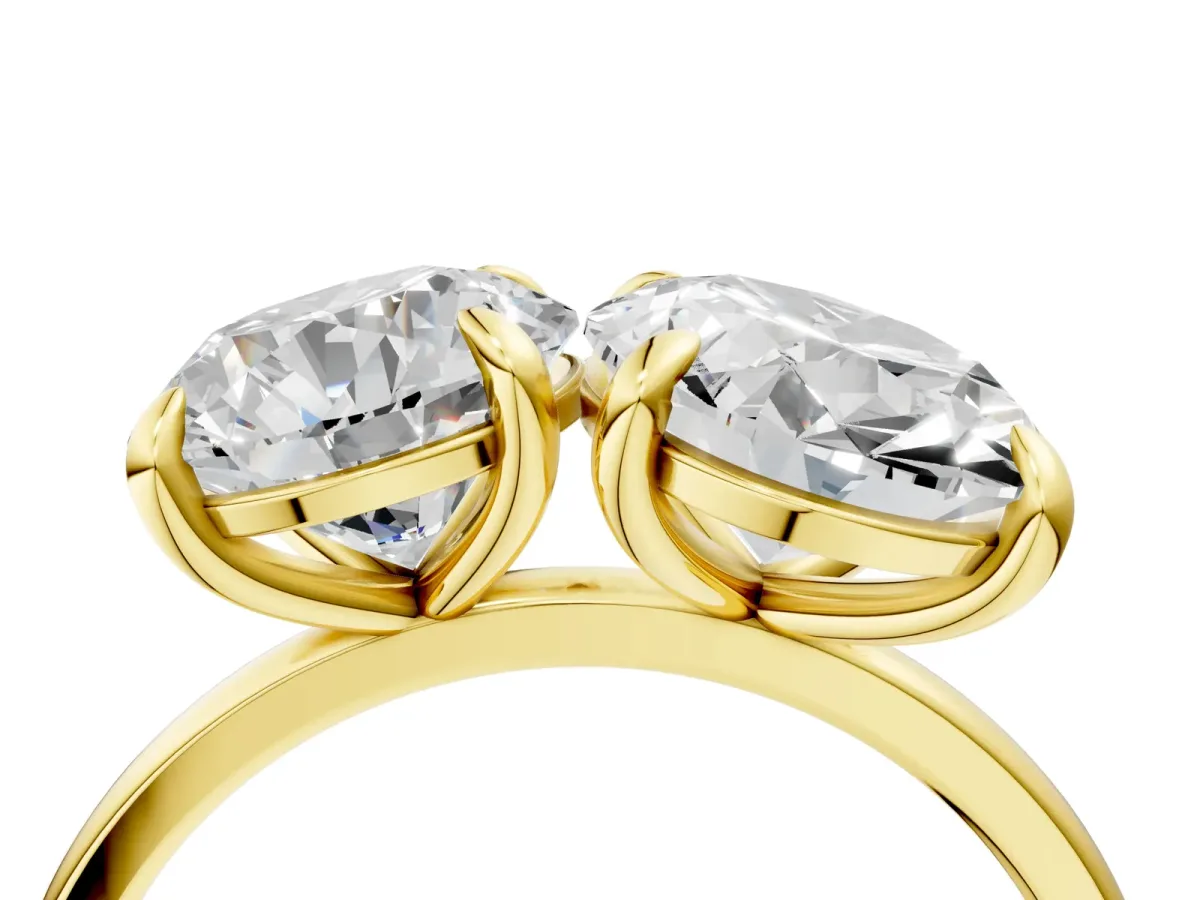Round and Oval Toi Moi Ring with Prong Setting and Plain Band Yellow gold