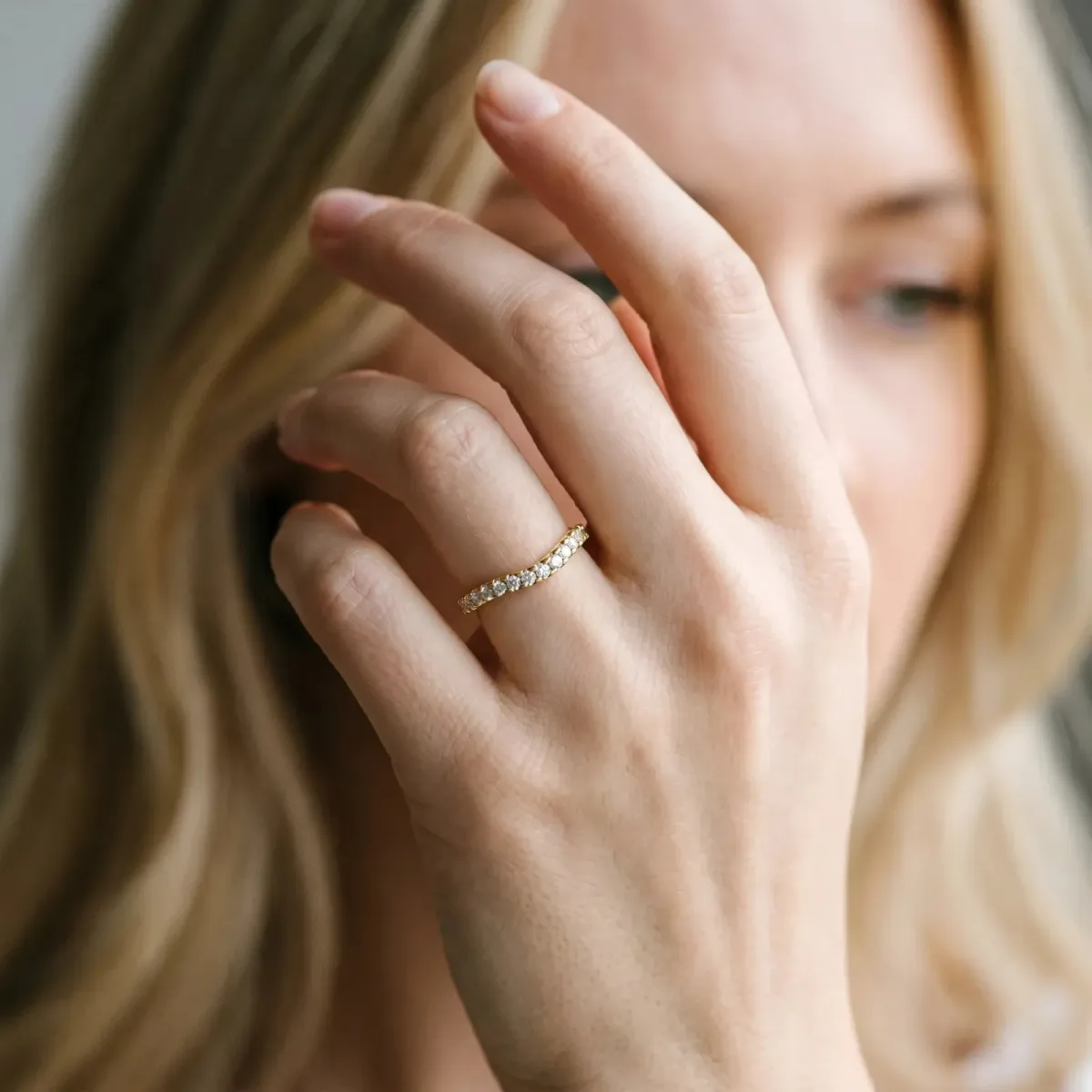 Round Diamond Pavé Curved Wedding Band Yellow gold