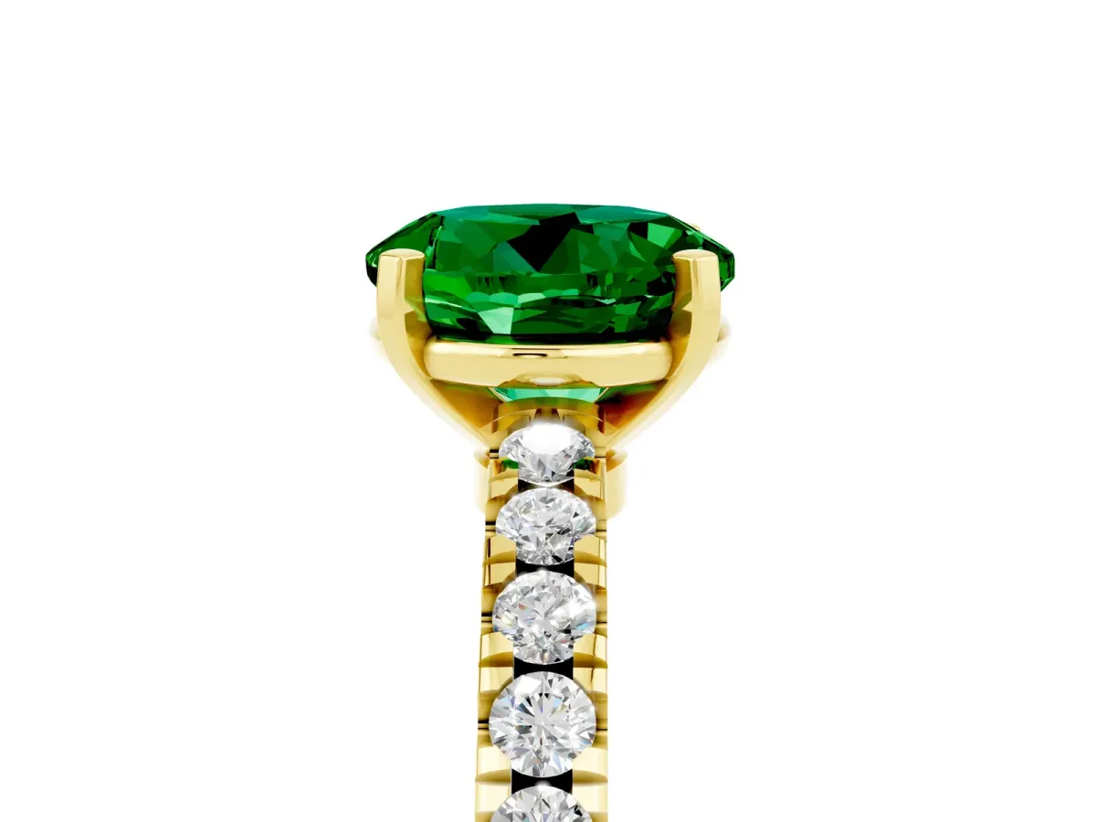 Round Cut Solitaire Emerald with Pavé Band and Four-Prong Setting Yellow gold