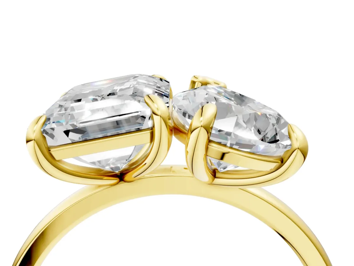 Pear and Emerald Toi Moi Ring with Prong Setting and Plain Band Yellow gold