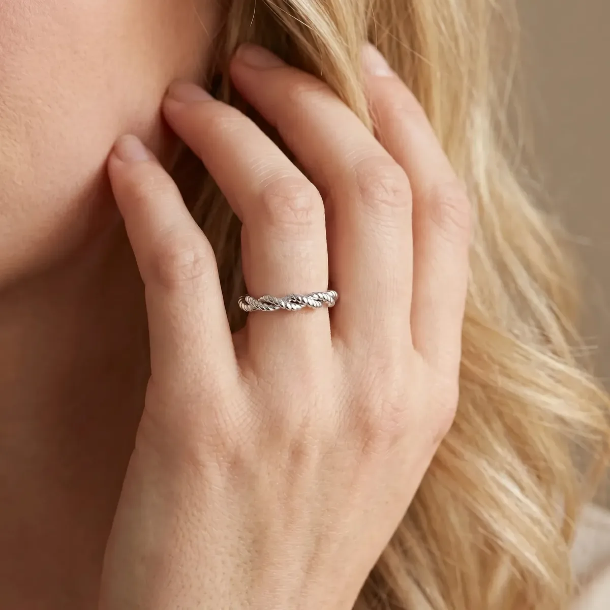 Twisted Rope Solitaire Band with Round Stone and Bezel Setting Platinum
