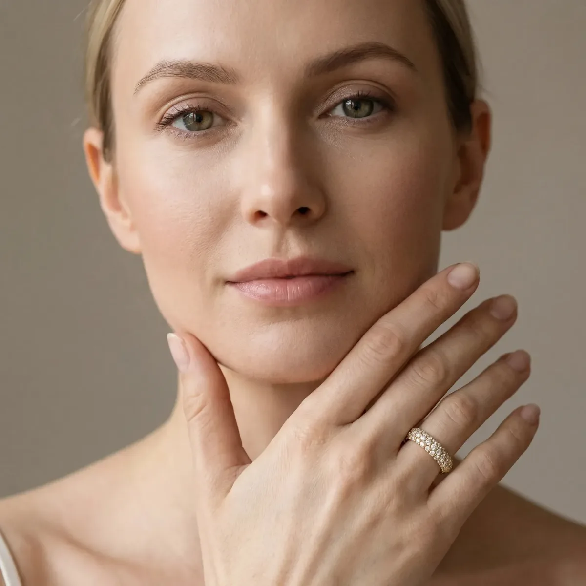 Round Diamond Pavé Eternity Band with Shared Prong Setting Yellow gold