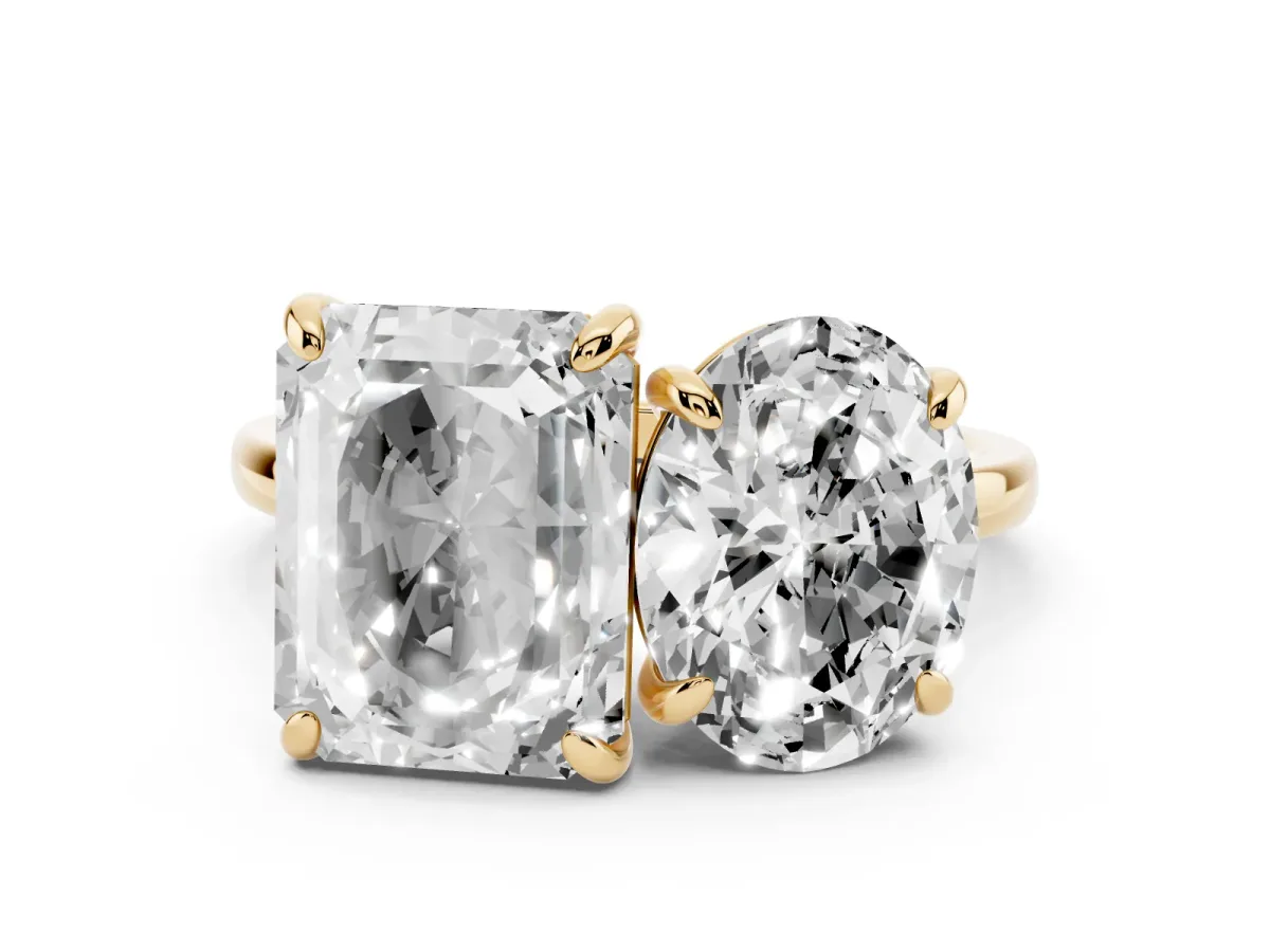 Oval and Emerald Toi Moi Ring with Prong Setting and Plain Band Yellow gold