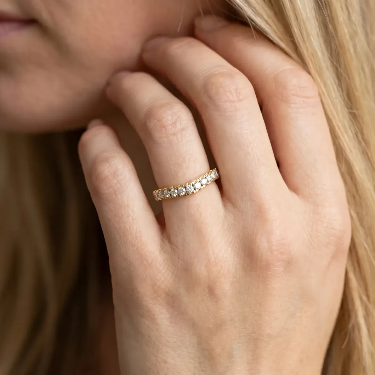 Round Diamond Pavé Curved Band with Shared Prong Setting Yellow gold