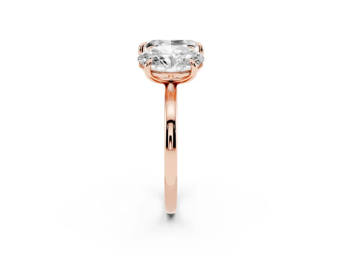 Oval and Emerald Toi Moi Ring with Prong Setting and Plain Band Rose gold