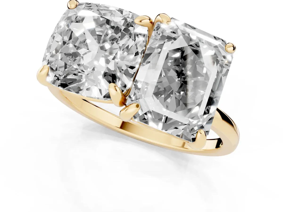 Cushion and Emerald Toi Moi Ring with Prong Setting and Plain Band Yellow gold