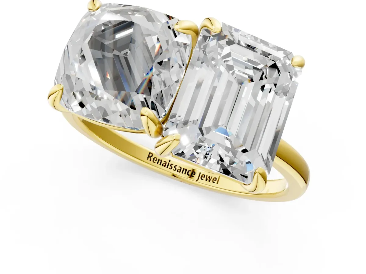 Cushion and Emerald Toi Moi Ring with Prong Setting and Plain Band Yellow gold