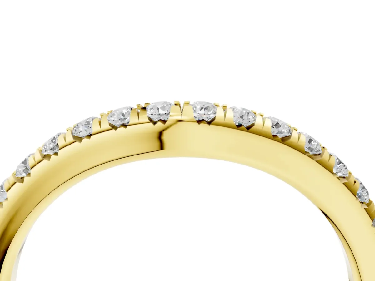 Round Diamond Pavé Curved Band with Shared Prong Setting Yellow gold