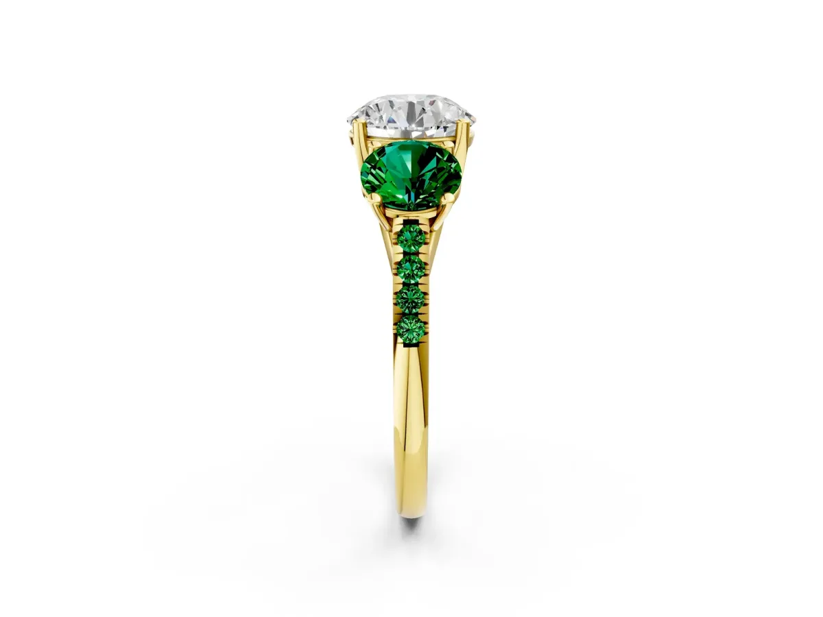 Three-Stone Round Cut Diamond Ring with Round Emerald Pavé Band and Prong Setting Yellow gold