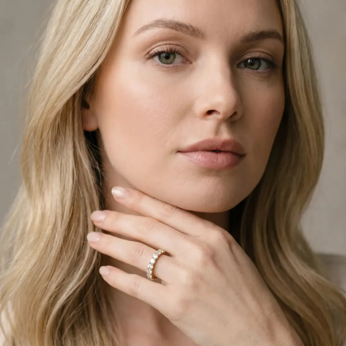 Round Diamond Eternity Band with Pavé Setting and Shared Prong Yellow gold