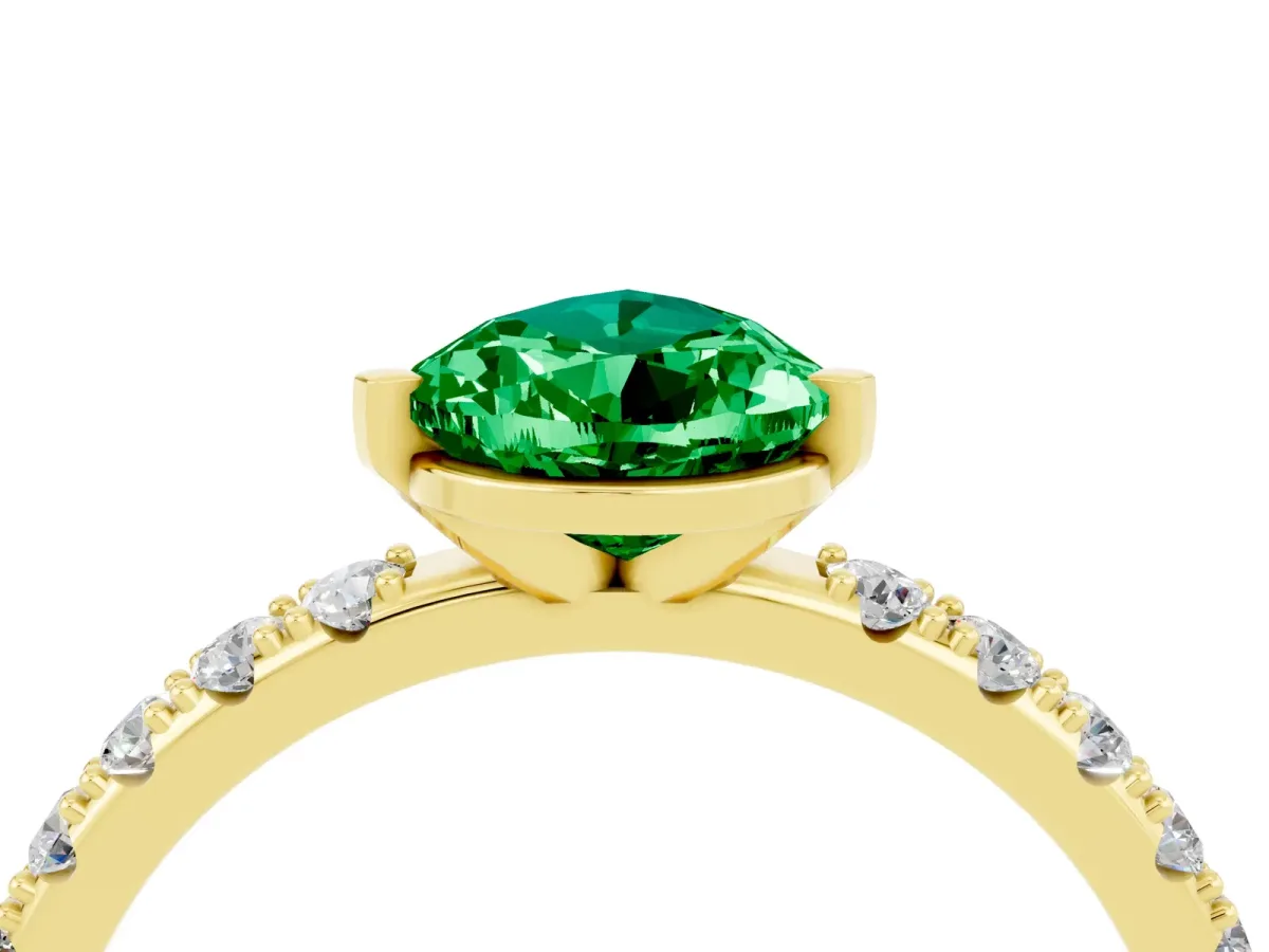 Pear Cut Emerald Solitaire Pavé Band with Four-Prong Setting Yellow gold