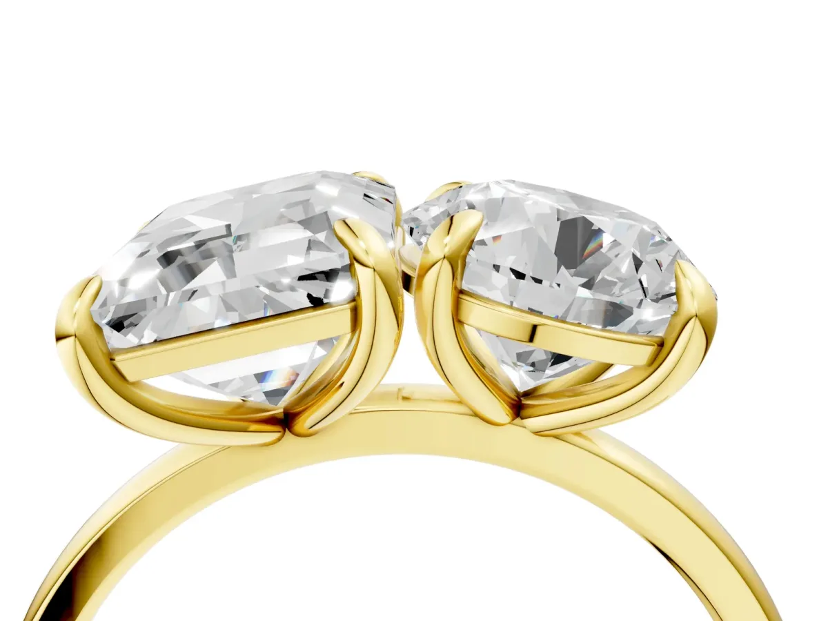 Round and Emerald Toi Moi Ring with Prong Setting and Plain Band Yellow gold