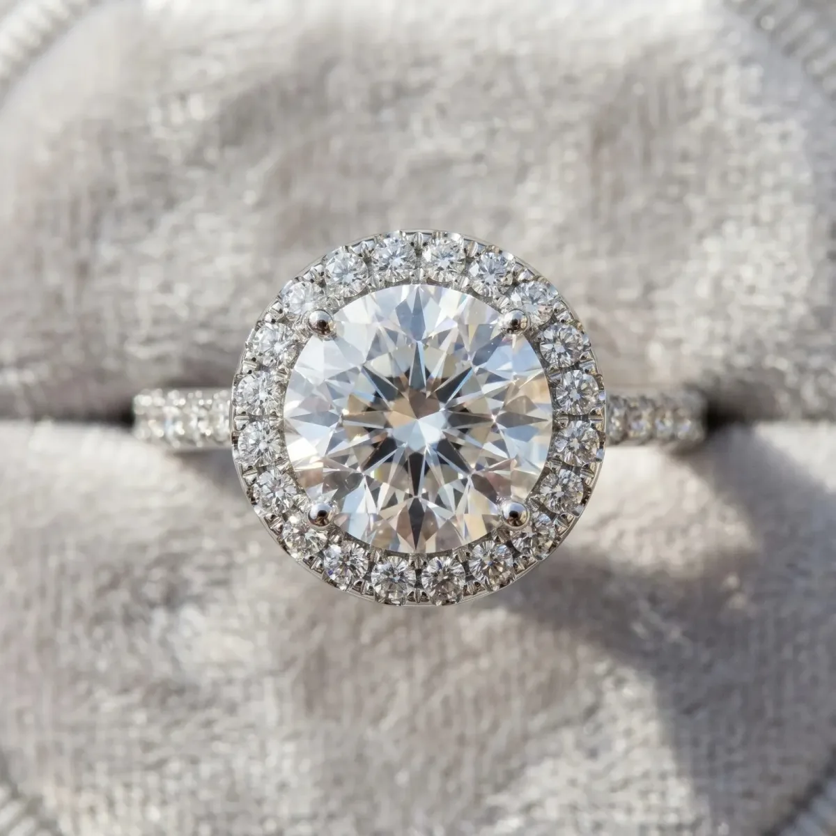 Round Cut Diamond Pavé Halo Ring with Four-Prong Setting White gold