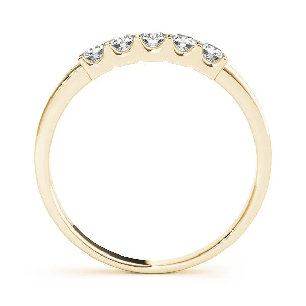 Round Diamond Five-Stone Ring with Prong Setting and Classic Band Yellow gold