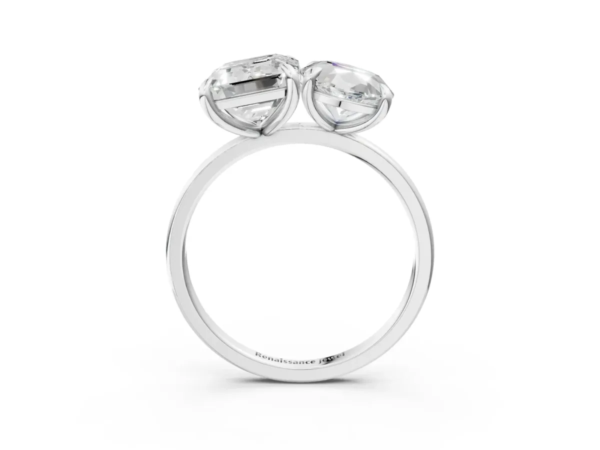 Oval and Emerald Toi Moi Ring with Prong Setting and Plain Band Silver