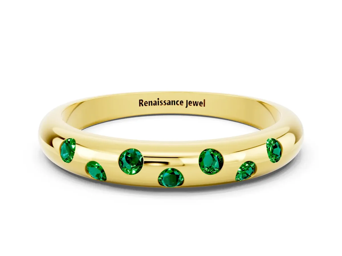 Round Emerald Flush-Set Comfort Fit Band Yellow gold