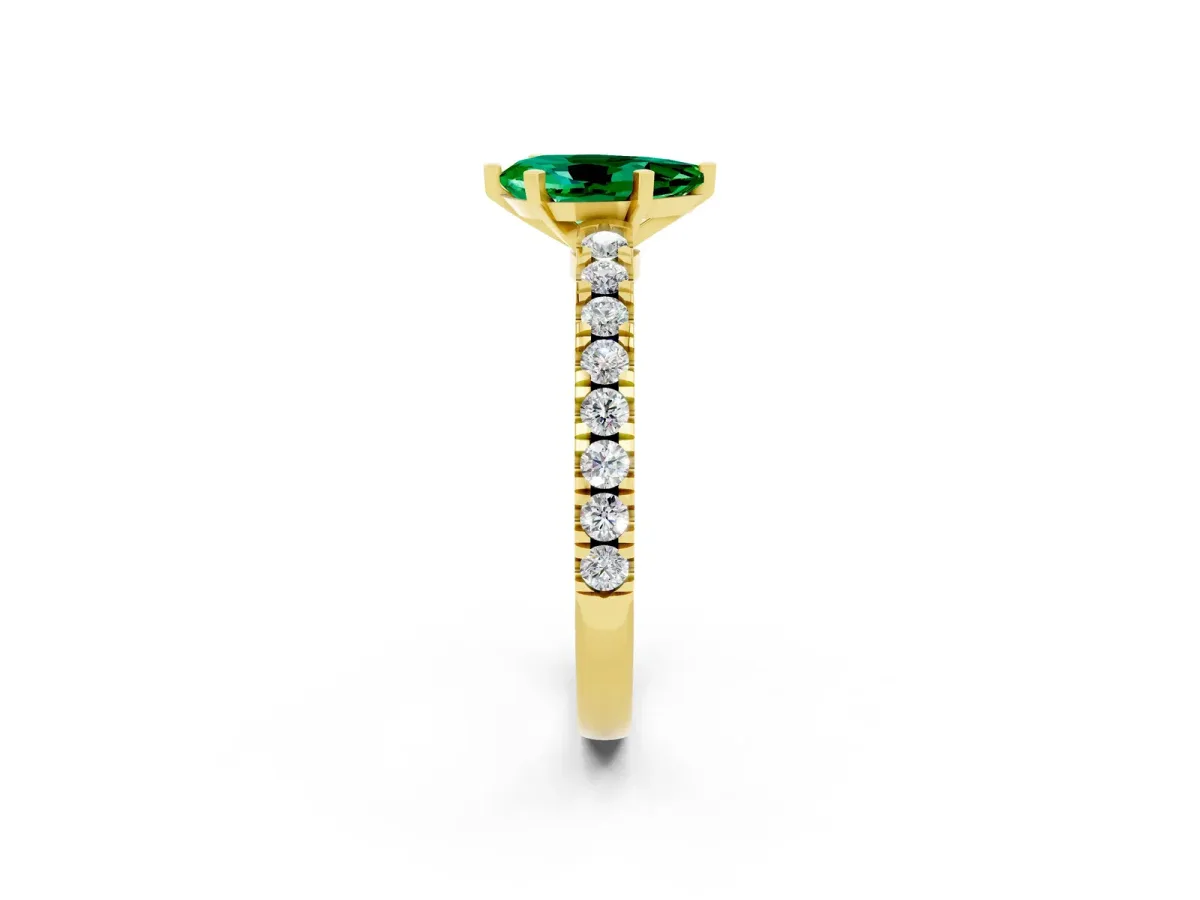 Pear Cut Solitaire Emerald with Pavé Band and Four-Prong Setting Yellow gold