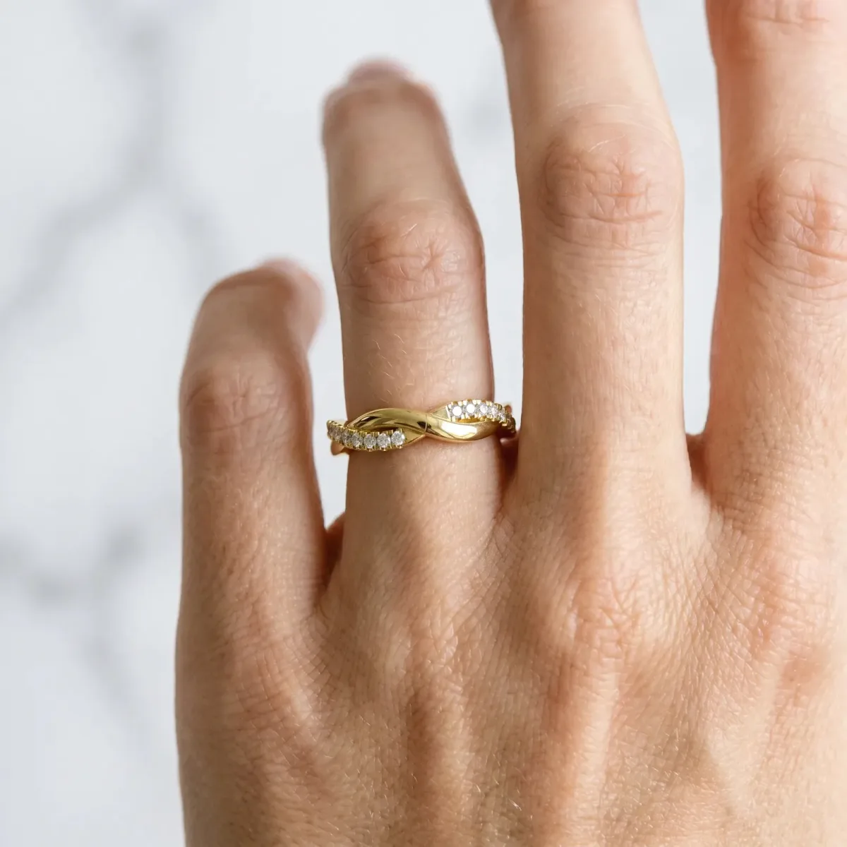 Round Diamond Twisted Infinity Band with Prong Setting Yellow gold