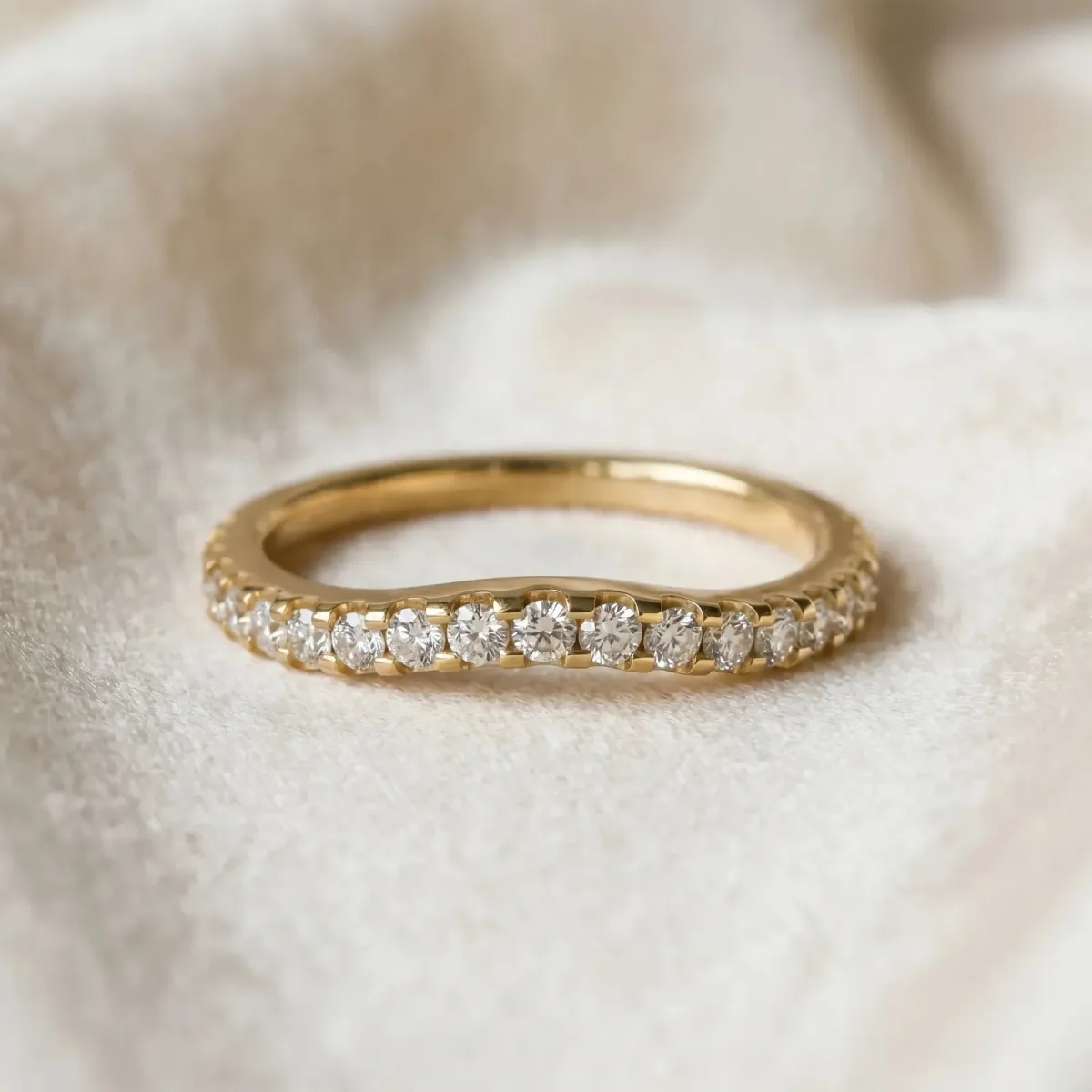 Round Diamond Pavé Curved Wedding Band Yellow gold