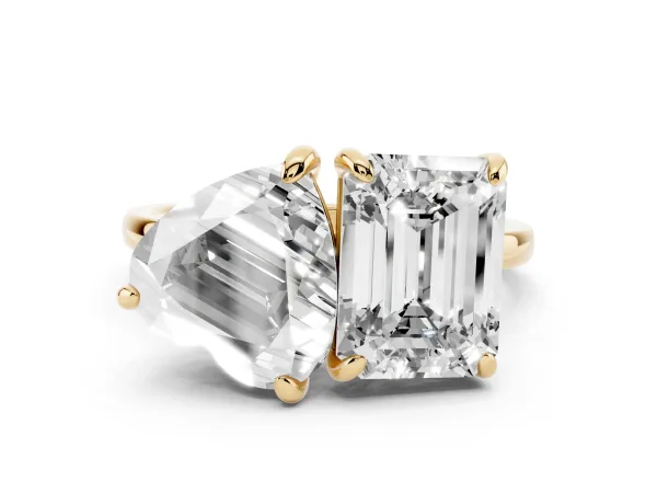 Emerald and Heart Toi Moi Ring with Prong Setting and Plain Band Yellow gold
