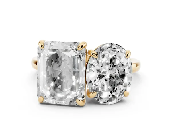 Oval and Emerald Toi Moi Ring with Prong Setting and Plain Band Yellow gold