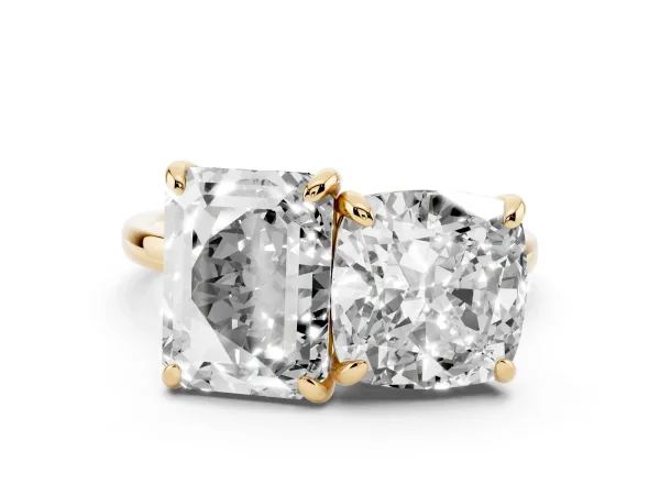 Cushion and Emerald Toi Moi Ring with Prong Setting and Plain Band Yellow gold