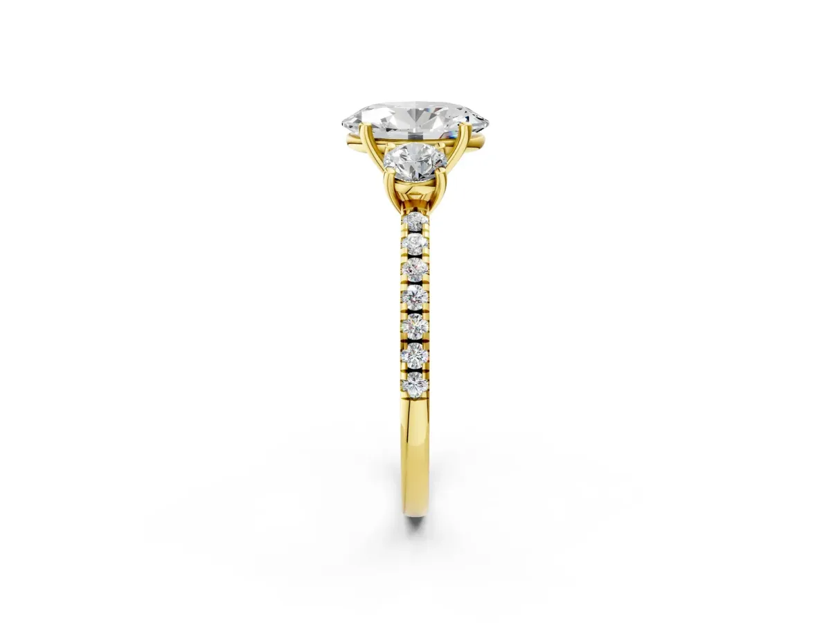 Three-Stone Oval Cut Cut Diamond Pavé Band with Prong Setting Yellow gold