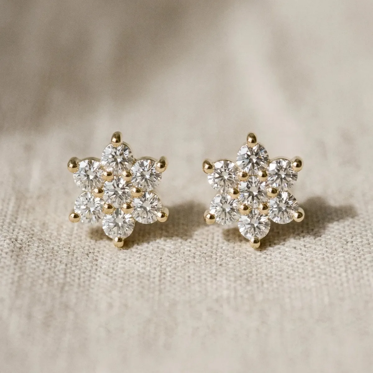 Cluster Round Diamond Stud Earrings Yellow gold