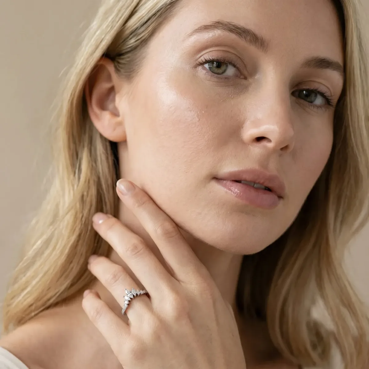 Marquise Cluster Diamond Pavé Band with Prong Setting White gold
