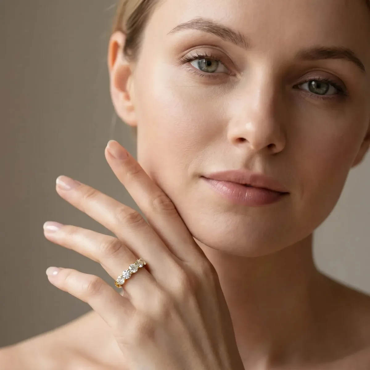 Five-Stone Round Diamond Prong-Set Band Yellow gold