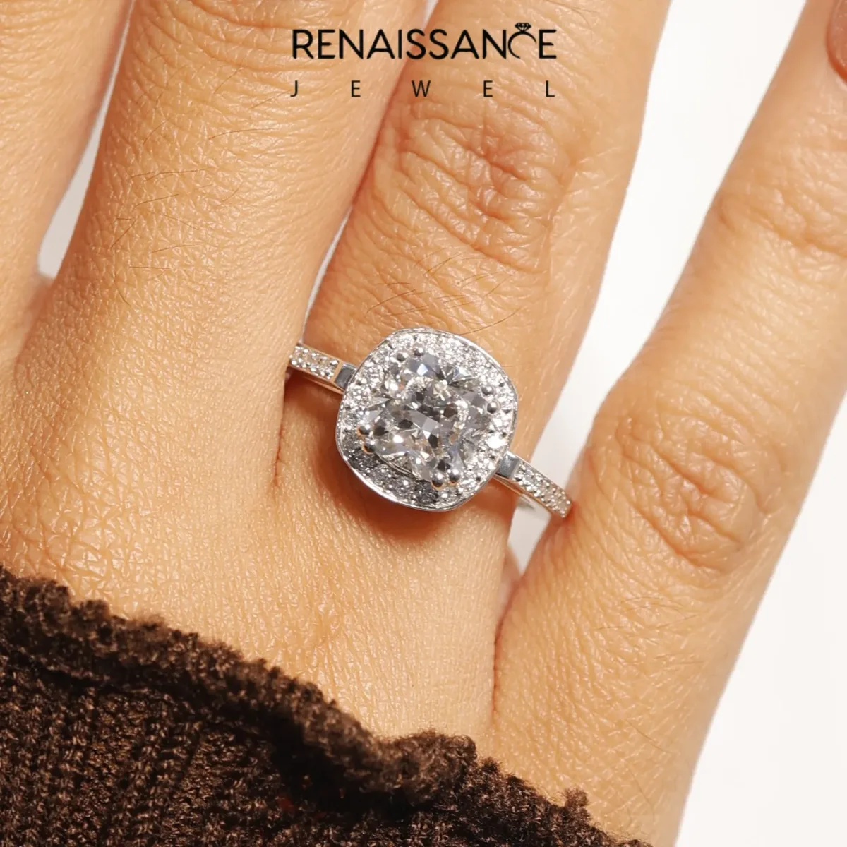 Cushion Cut Diamond Halo Ring with Split Shank and Four-Prong Setting White gold