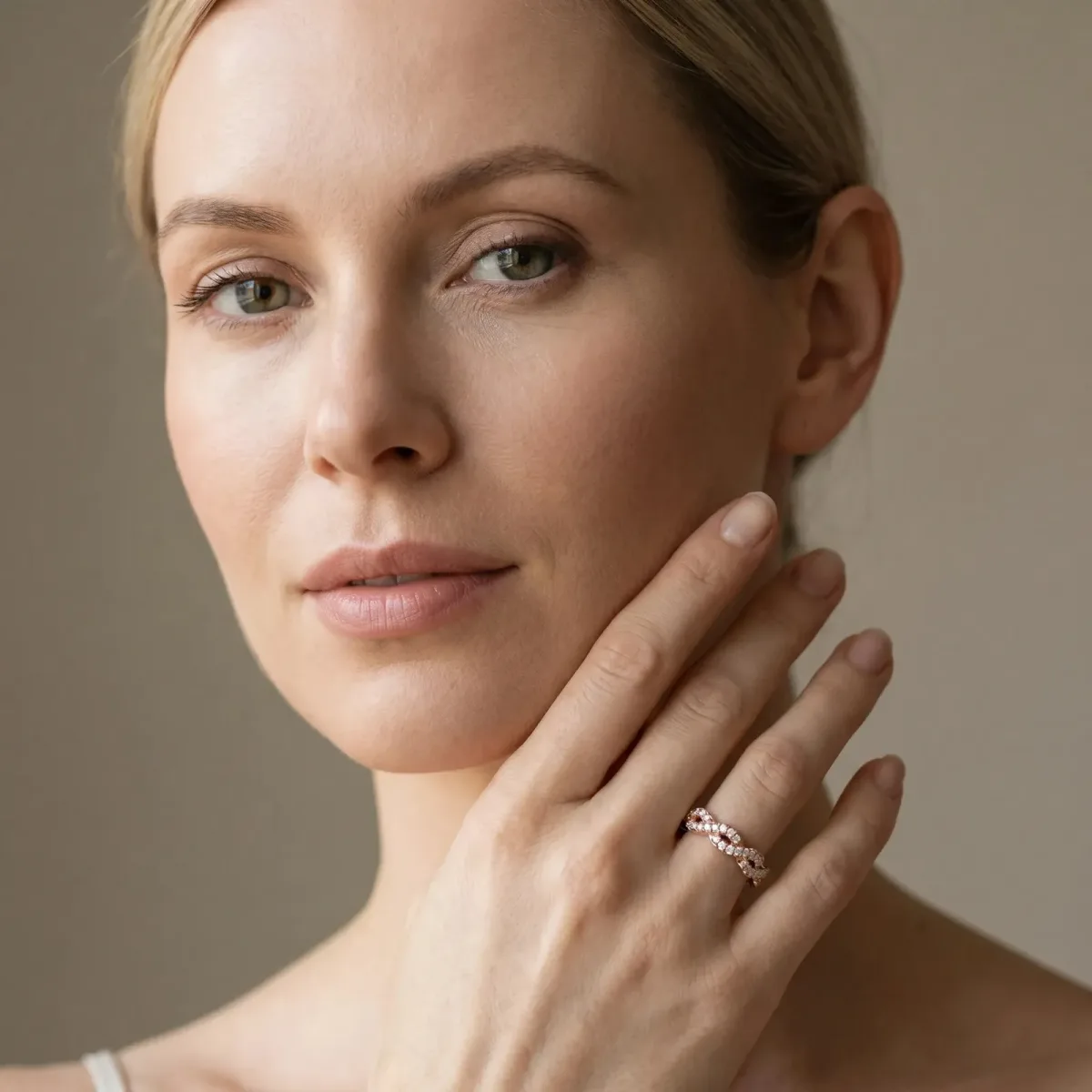 Round Diamond Twisted Eternity Band with Pavé and Shared Prong Setting Rose gold