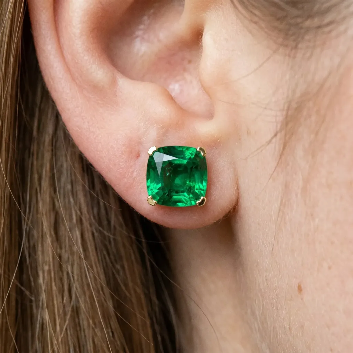 Cushion Cut Emerald Stud Earrings Yellow gold
