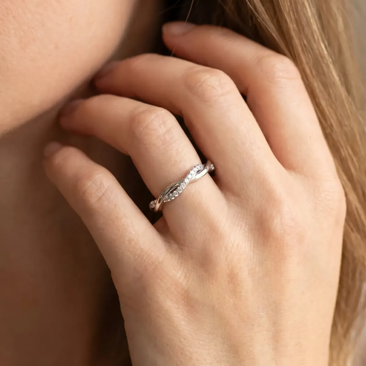 Twisted Pavé Round Diamond Infinity Band White gold