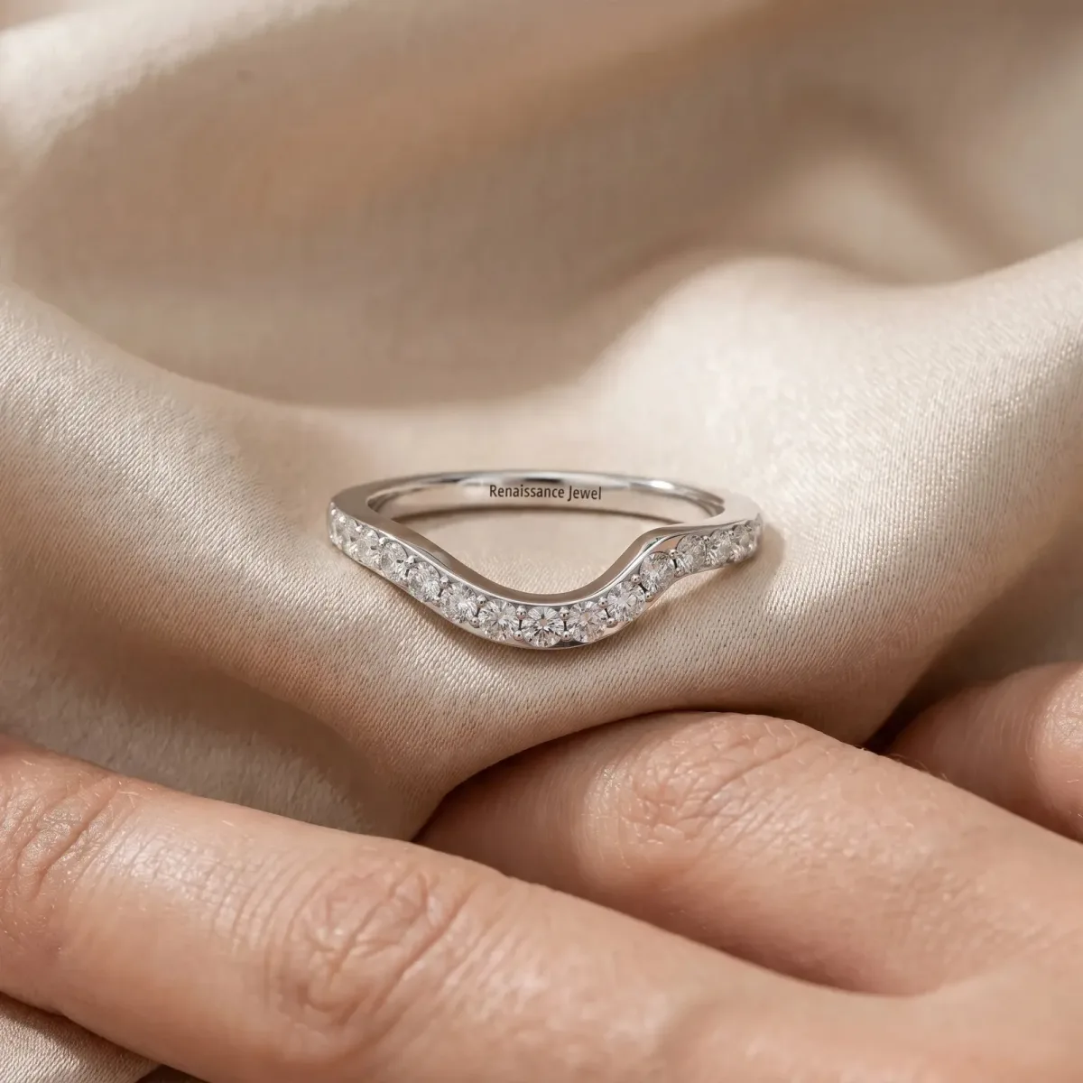 Pavé Round Diamond Curved Band with Prong Setting White gold