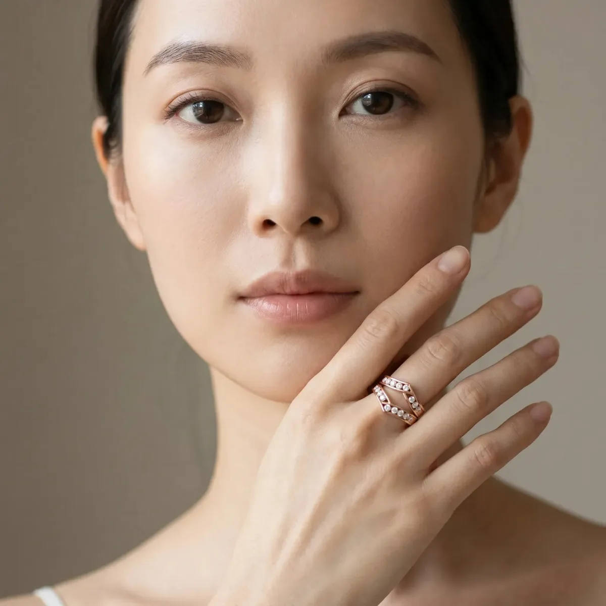 Round Diamond Channel-Set Chevron Band Rose gold