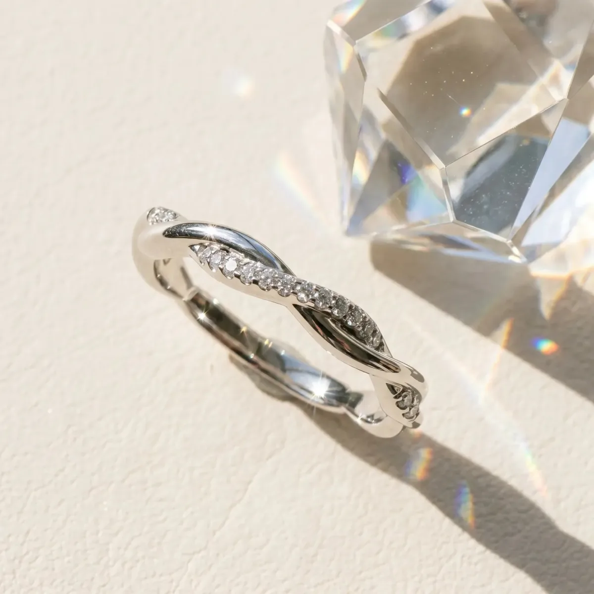 Twisted Pavé Round Diamond Infinity Band White gold