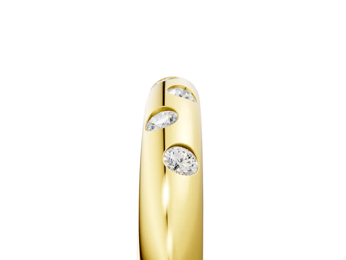 Round Diamond Flush-Set Comfort Fit Band Yellow gold