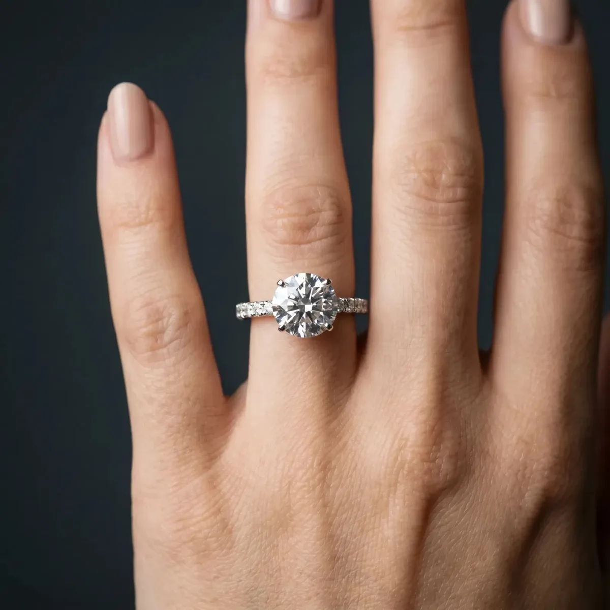 Round Cut Diamond Solitaire Pavé Band with Four-Prong Setting White gold