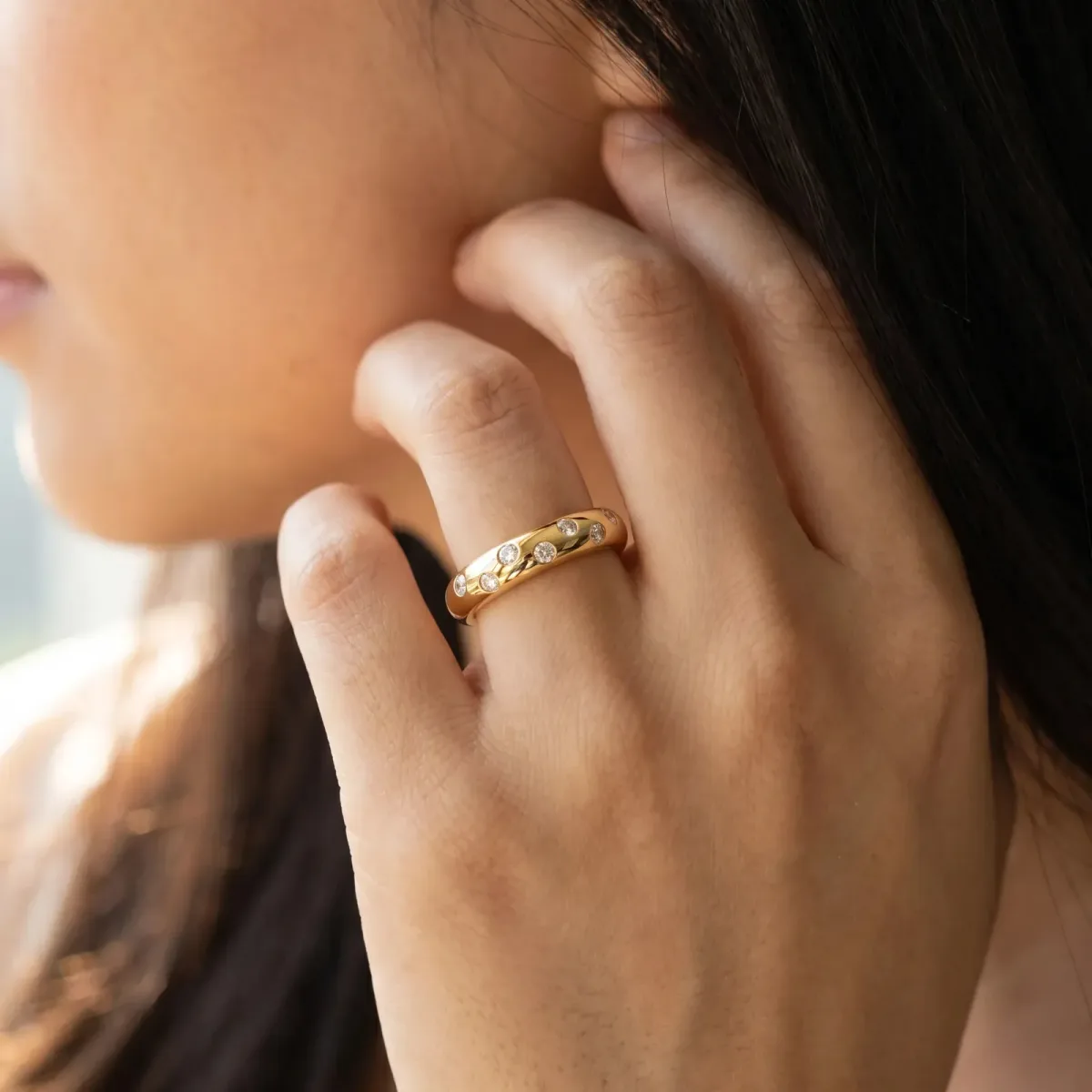 Round Diamond Flush-Set Comfort Fit Band Yellow gold