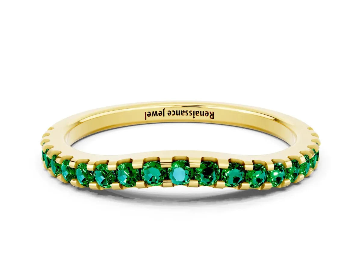 Round Emerald Pavé Curved Wedding Band Yellow gold