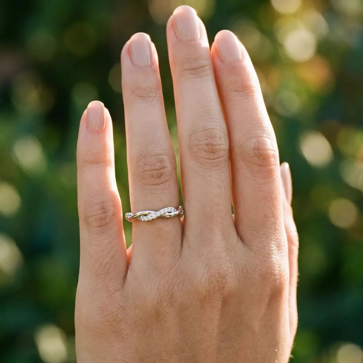 Twisted Pavé Round Diamond Infinity Band White gold