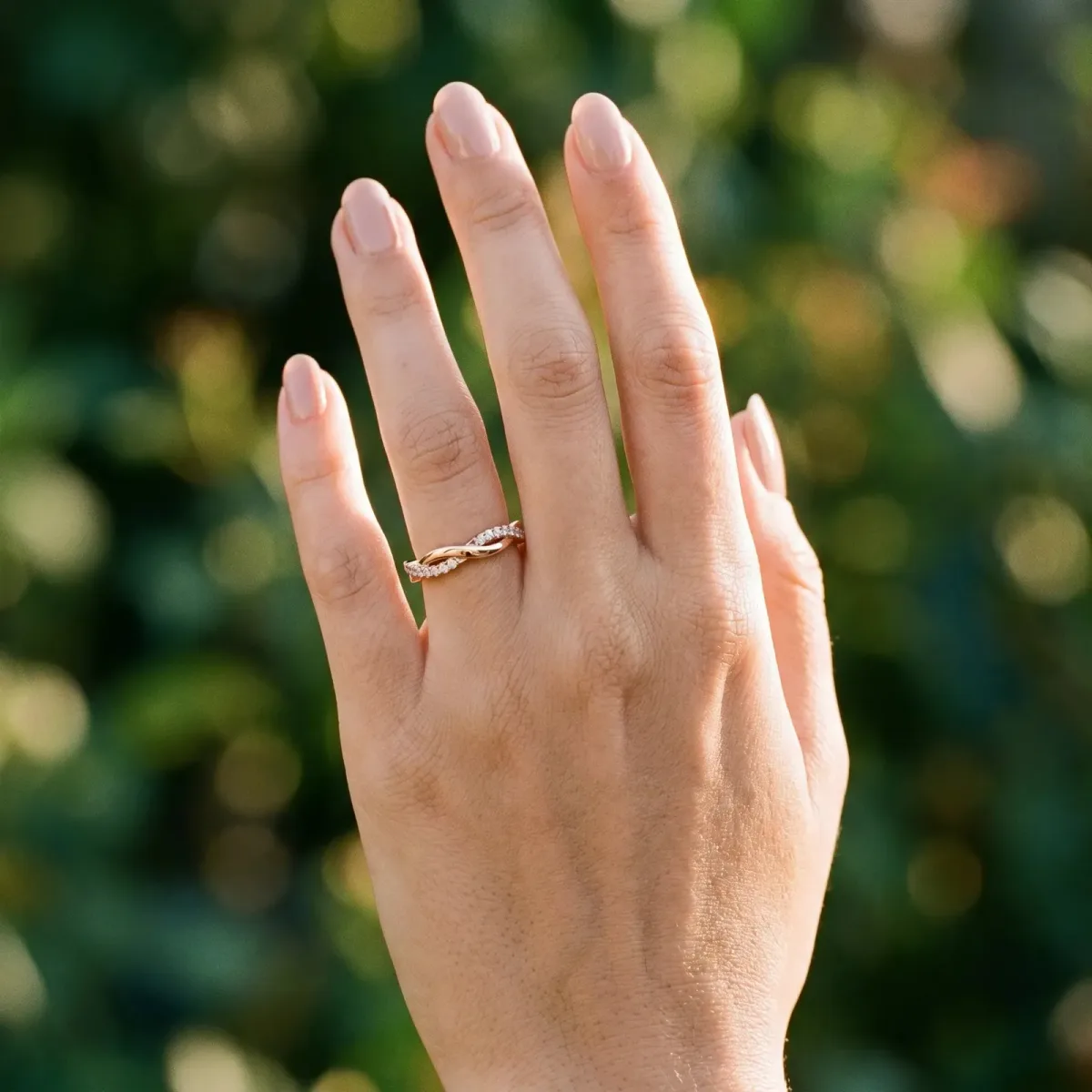 Round Diamond Twisted Infinity Band with Prong Setting Rose gold