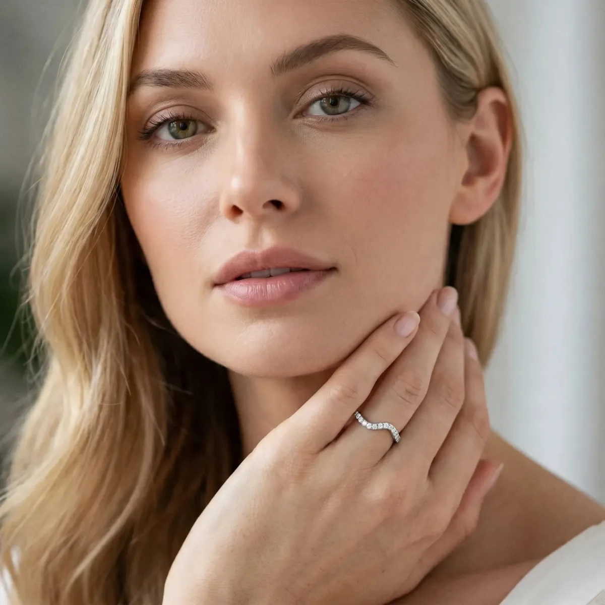 Pavé Round Diamond Curved Band with Prong Setting White gold