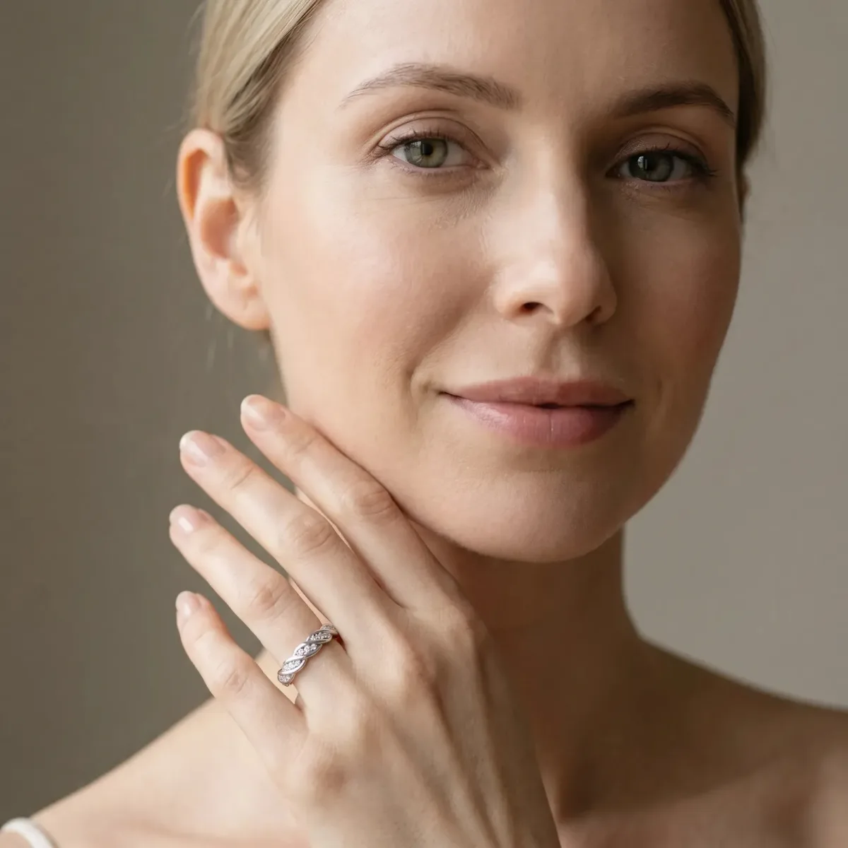 Twisted Pavé Round Diamond Eternity Band with Shared Prong Setting White gold